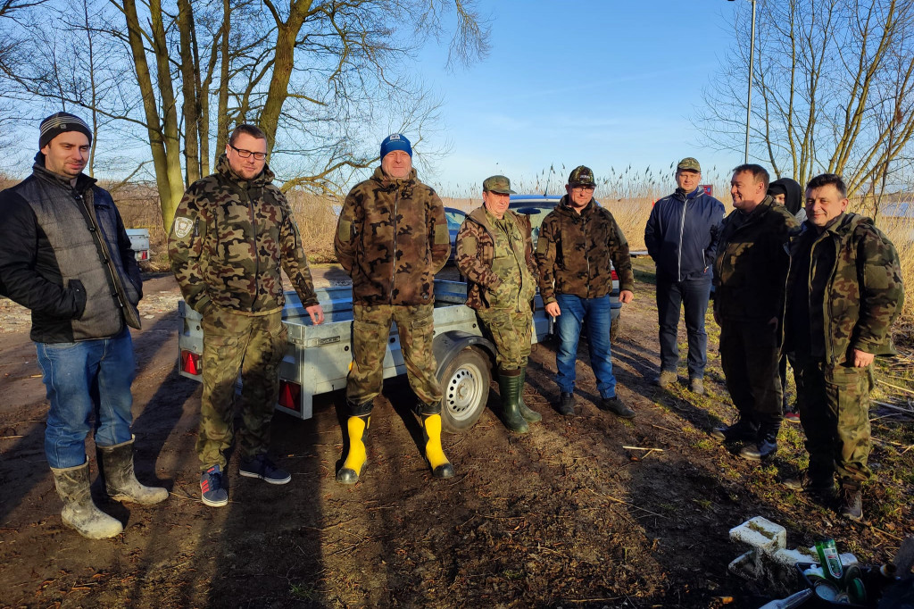 Akcja sprzątania nad Jeziorem Zdworskim.