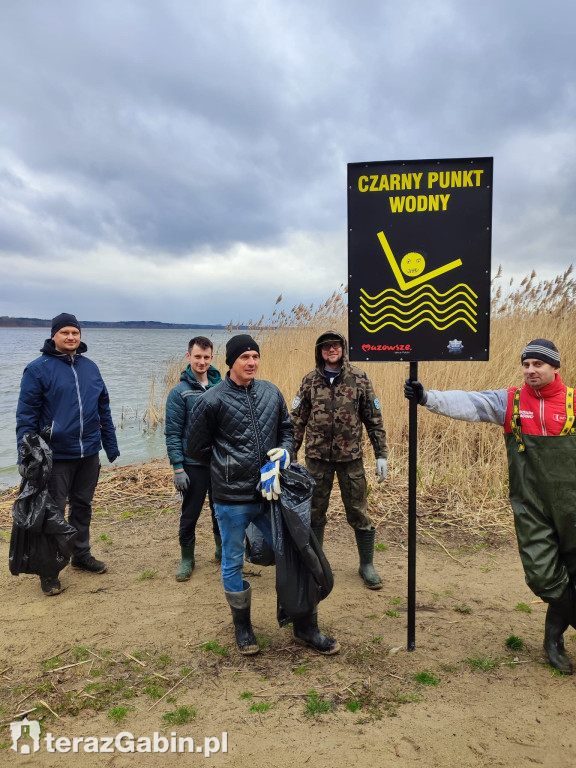 Wędkarze sprzątali Jezioro Zdworskie.