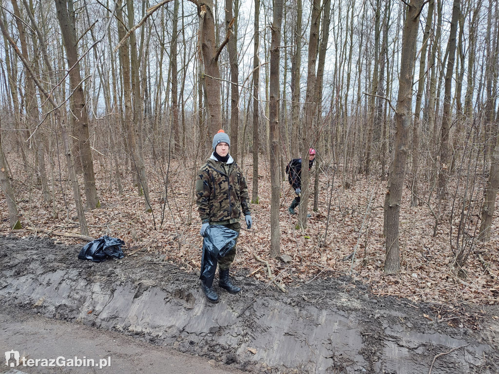 Wędkarze sprzątali Jezioro Zdworskie.