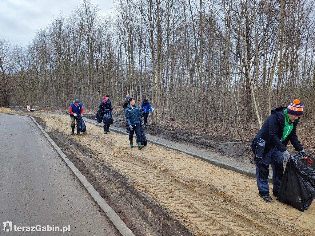 Wędkarze sprzątali Jezioro Zdworskie.