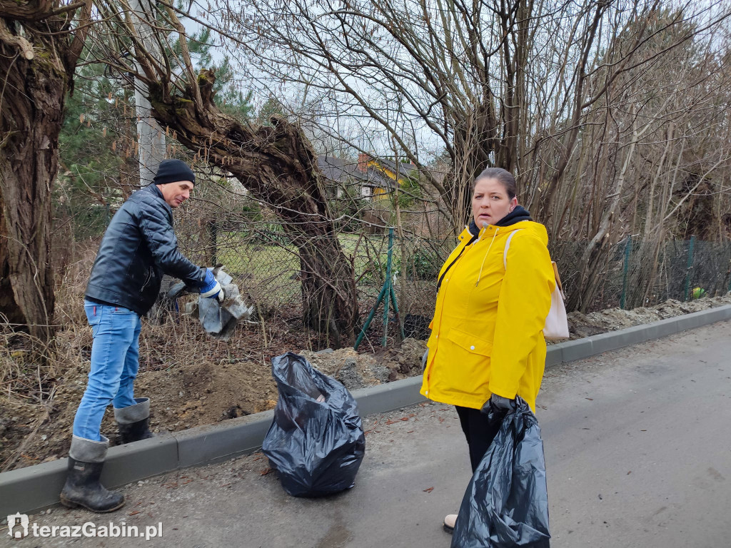 Wędkarze sprzątali Jezioro Zdworskie.