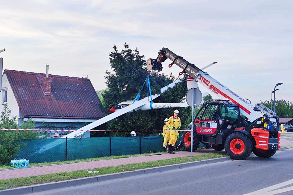 Szybowiec zahaczył o drzewo. W akcji strażacy z Gąbina.