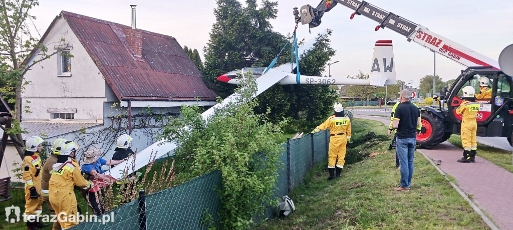 Szybowiec zahaczył o drzewo. W akcji strażacy z Gąbina.