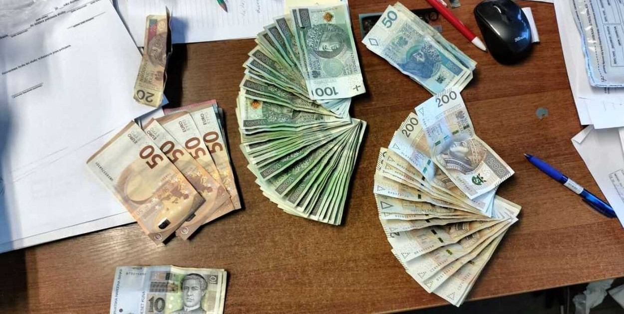 Narkotyki i broń w jednym z domów. 