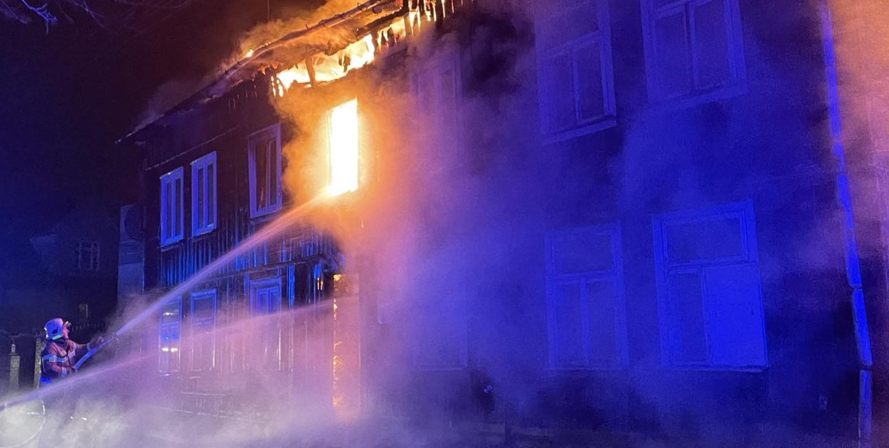 Pożar przy Gostynińskiej. Trudna akcja strażaków. 