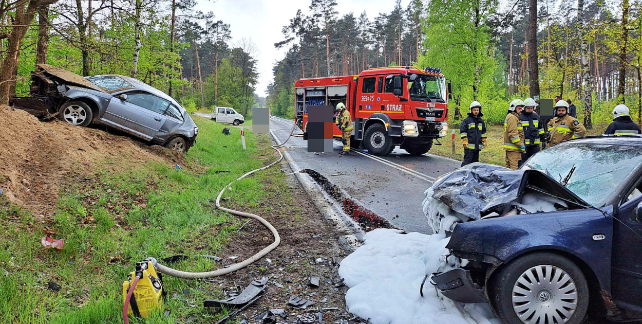 Zderzenie samochodów na drodze do Płocka. 