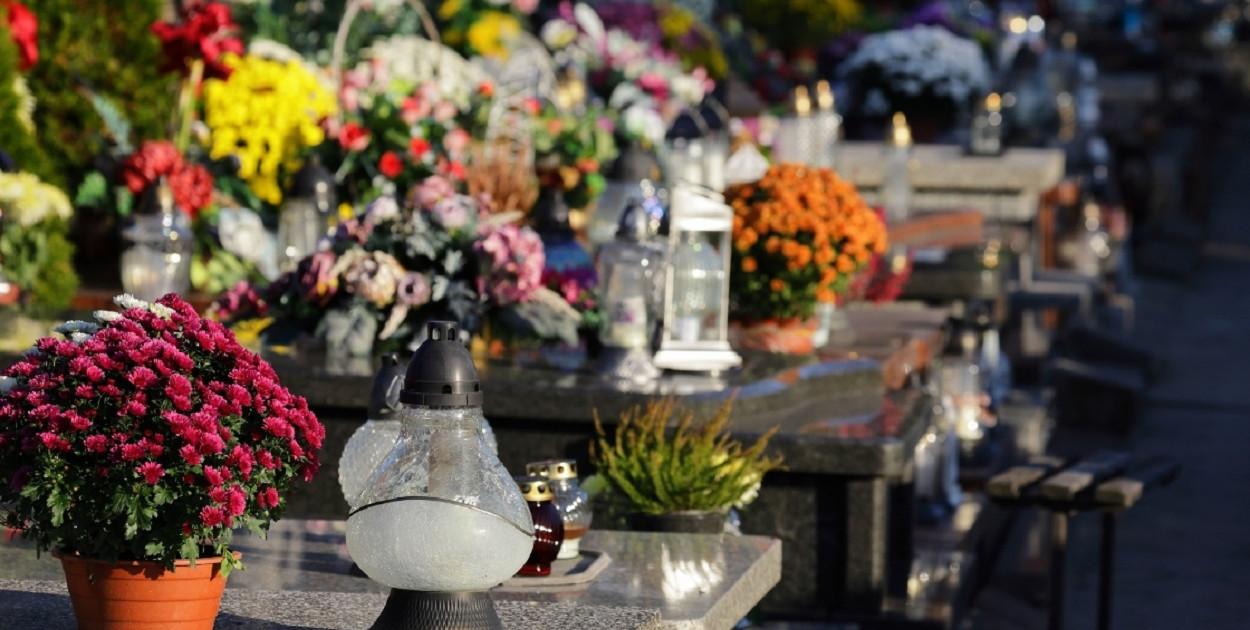 Niedrogie ozdoby na cmentarz – na co zwrócić uwagę?