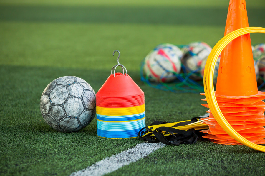 Sprzęt sportowy na boisku w Gąbinie — miejsce treningów piłkarskich dla dzieci przez cały rok niezależnie od warunków pogodowych