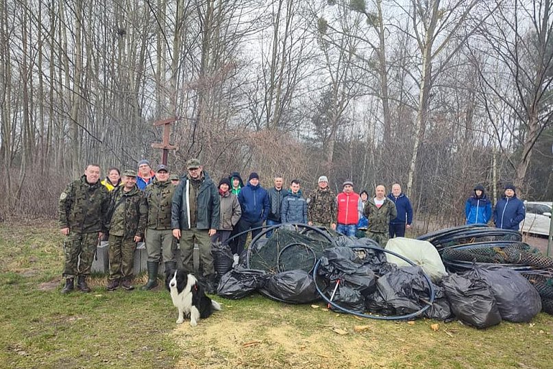 Wędkarze sprzątali Jezioro Zdworskie.