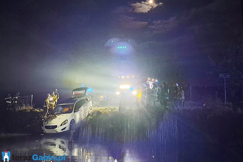 Samochód wpadł do stawu.