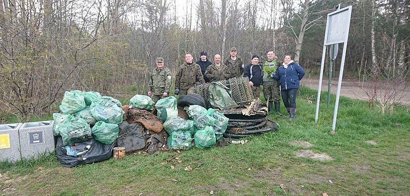 Wędkarze sprzątali jezioro. Śmieci były wszędzie. 