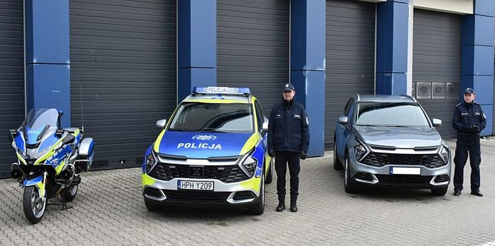 Policjanci z Gąbina maja nowy radiowóz. -53677