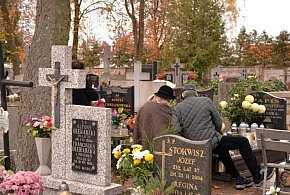 Savoir-vivre na 1 listopada. Jak się zachować podczas wizyty na cmentarzu?-59753