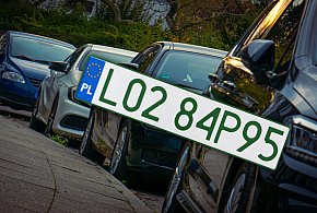 Tablice z zielonymi napisami na kolejnych autach. Nie chodzi o "elektryki"-59961