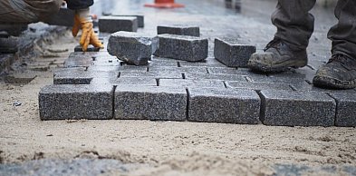 Wiosenny remont podjazdu: od wywozu starego gruzu po układanie nowego betonu
