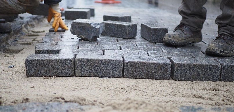Wiosenny remont podjazdu: od wywozu starego gruzu po układanie nowego betonu